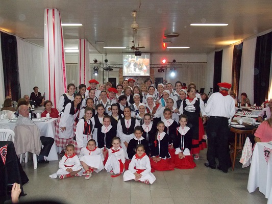 Dantzaris de hoy, ayer y mañana en el aniversario del Centro Navarro de Bolívar (Foto Nafar Etxea)